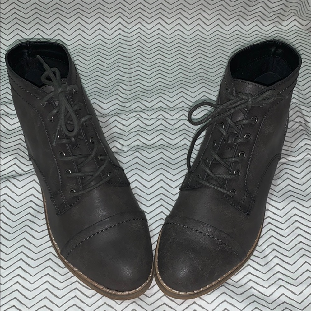 NWOT Indigo rd. Woman’s Ankle Booties Gray size 7